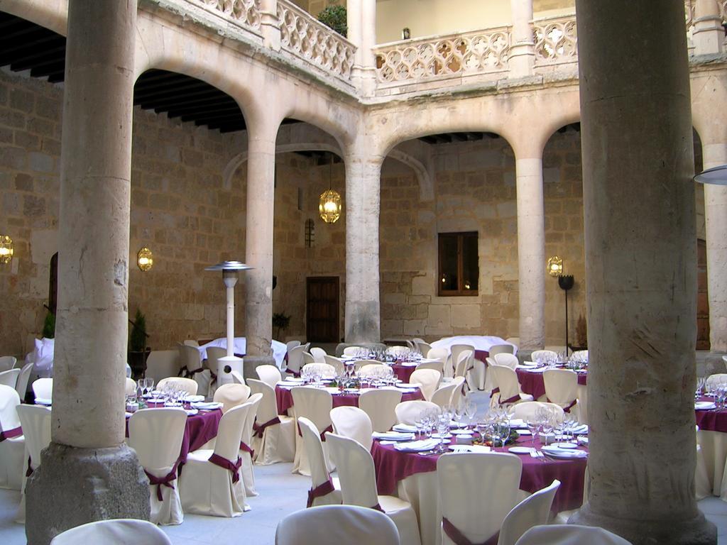 Posada Real Castillo Del Buen Amor Topas Restaurang bild